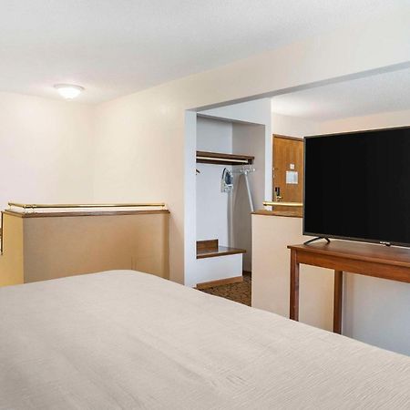Quality Inn & Suites Манистик Экстерьер фото