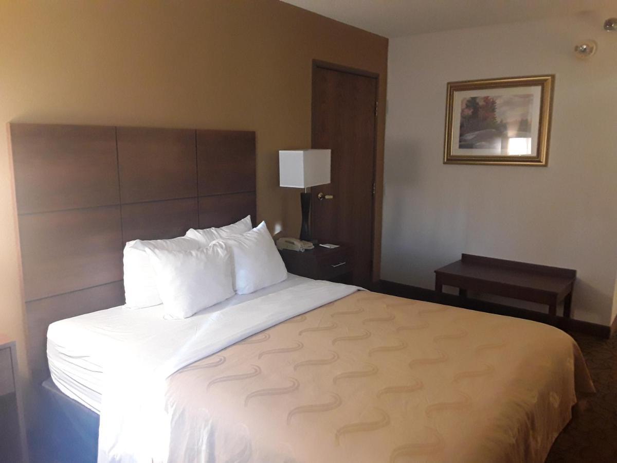 Quality Inn & Suites Манистик Экстерьер фото
