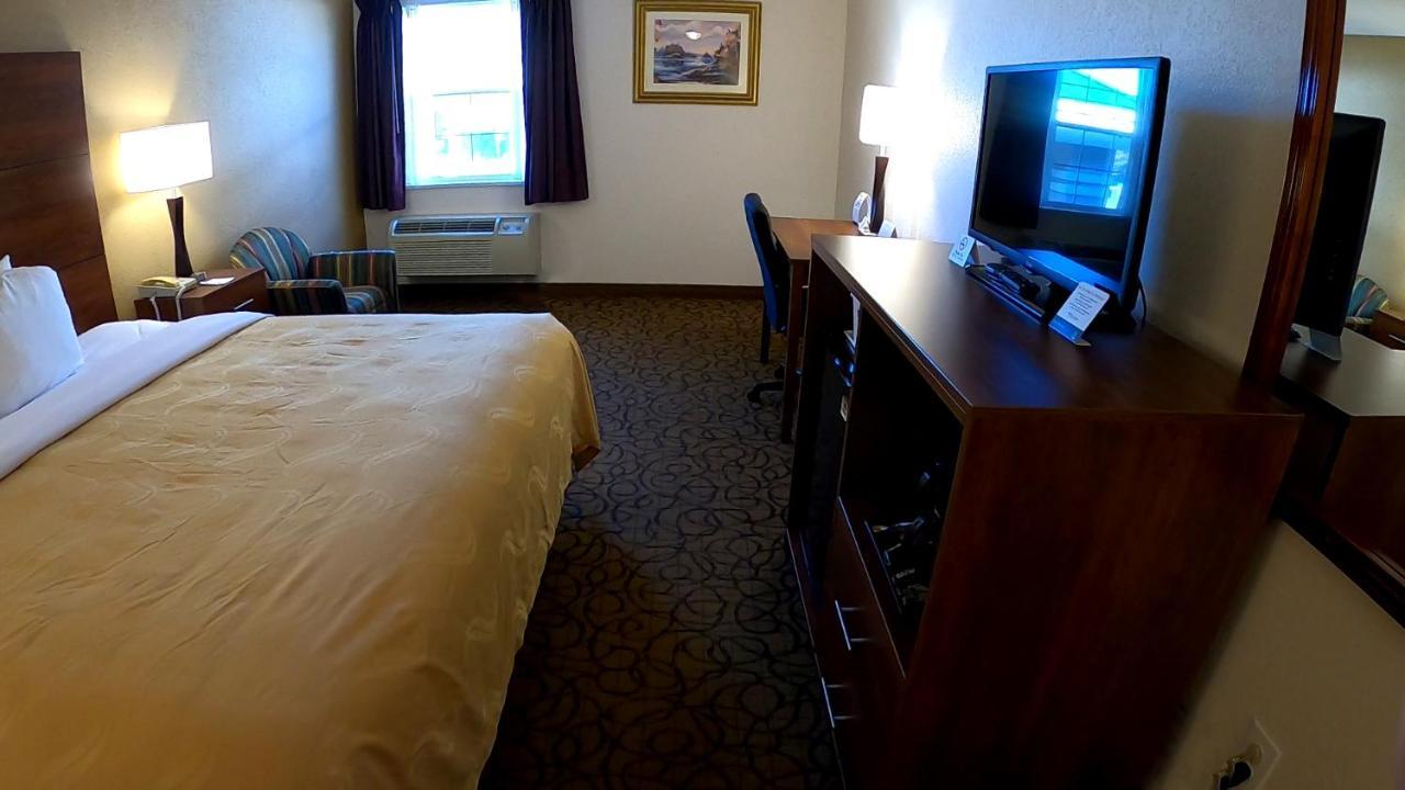 Quality Inn & Suites Манистик Экстерьер фото