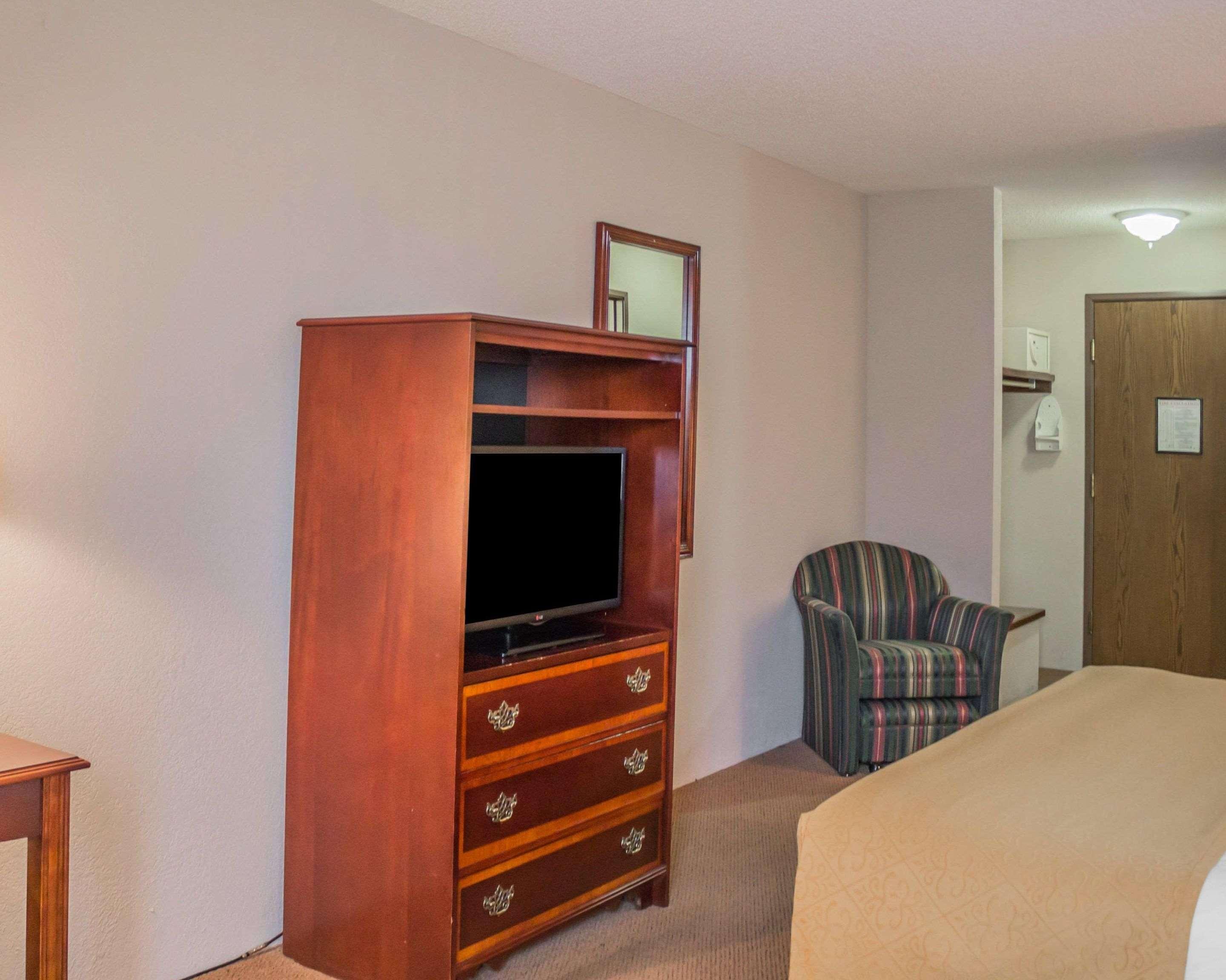 Quality Inn & Suites Манистик Экстерьер фото