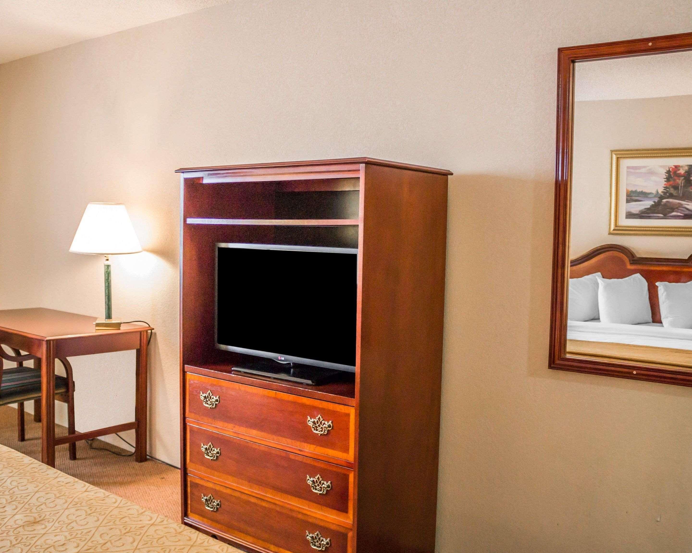 Quality Inn & Suites Манистик Экстерьер фото