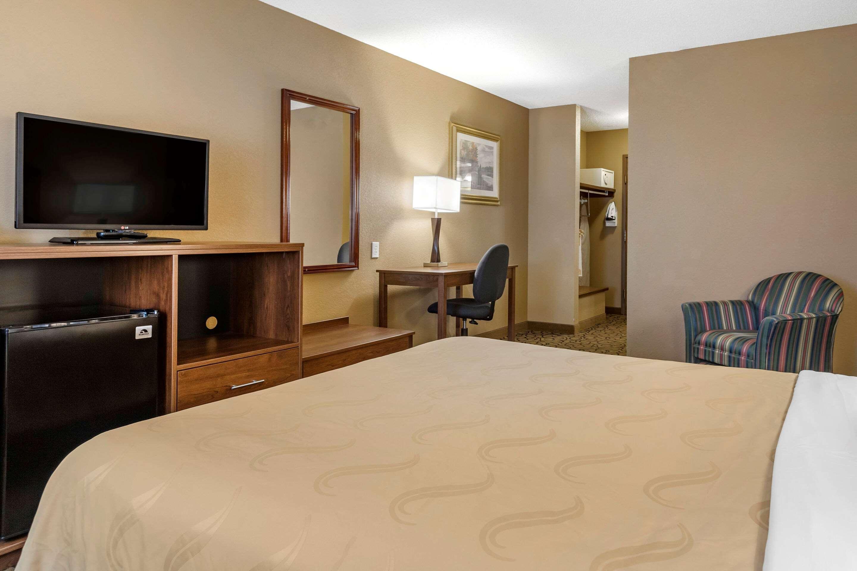 Quality Inn & Suites Манистик Экстерьер фото