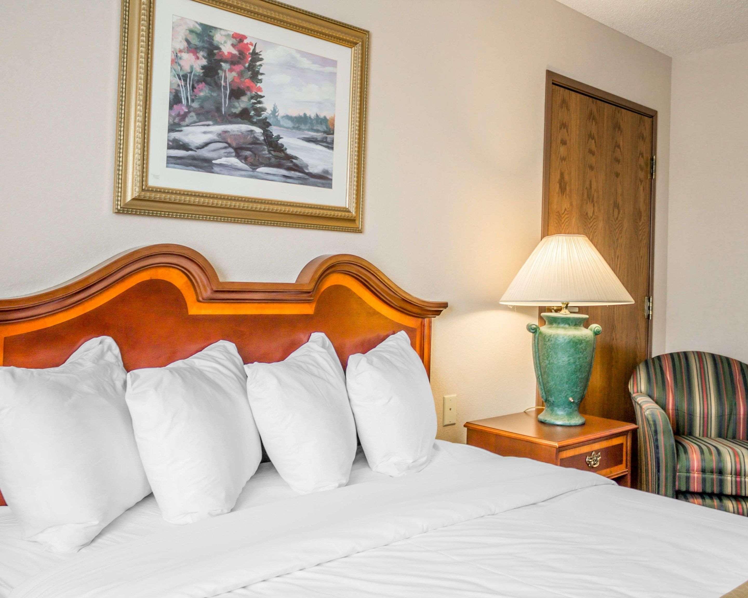 Quality Inn & Suites Манистик Экстерьер фото