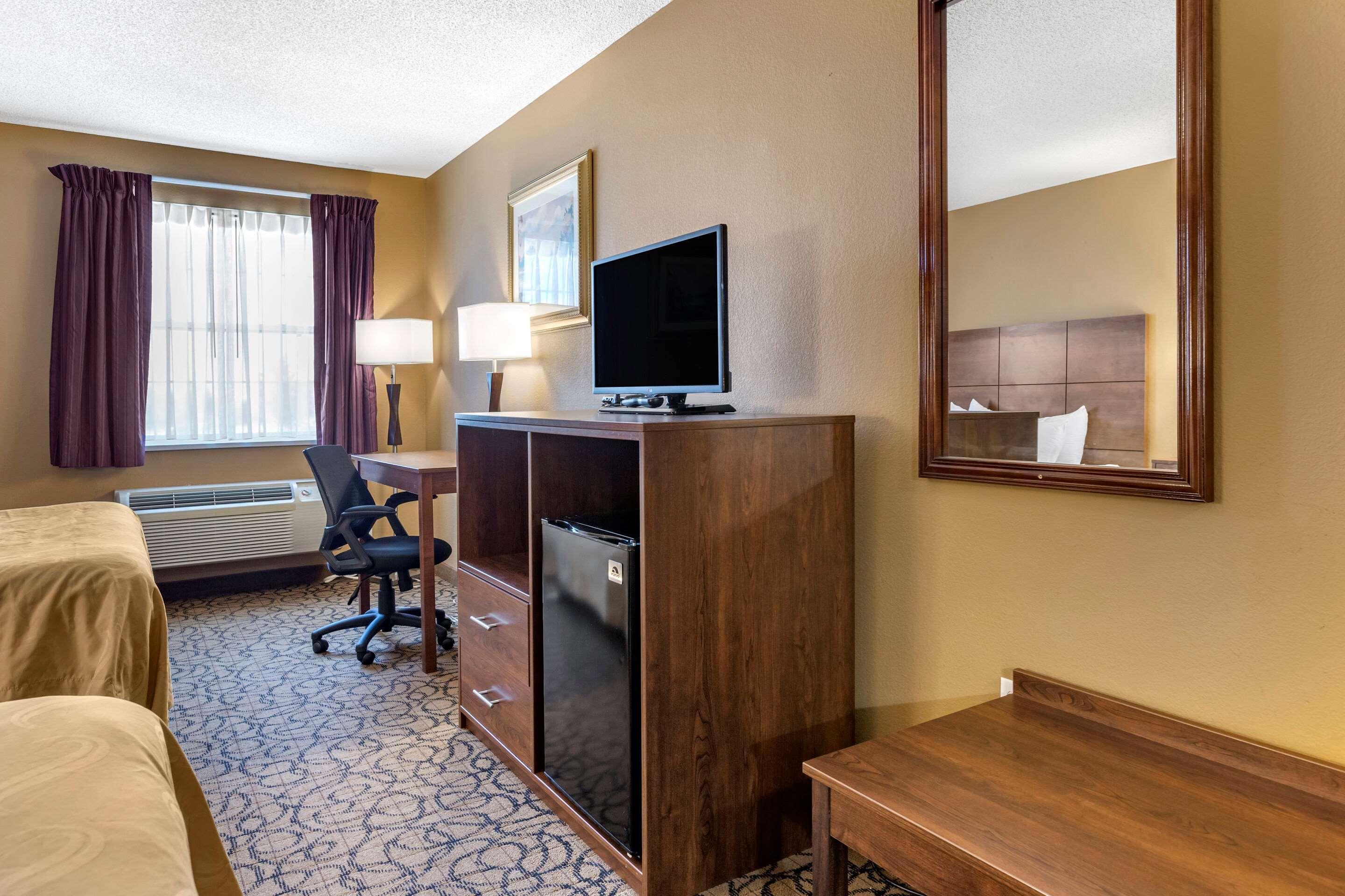 Quality Inn & Suites Манистик Экстерьер фото