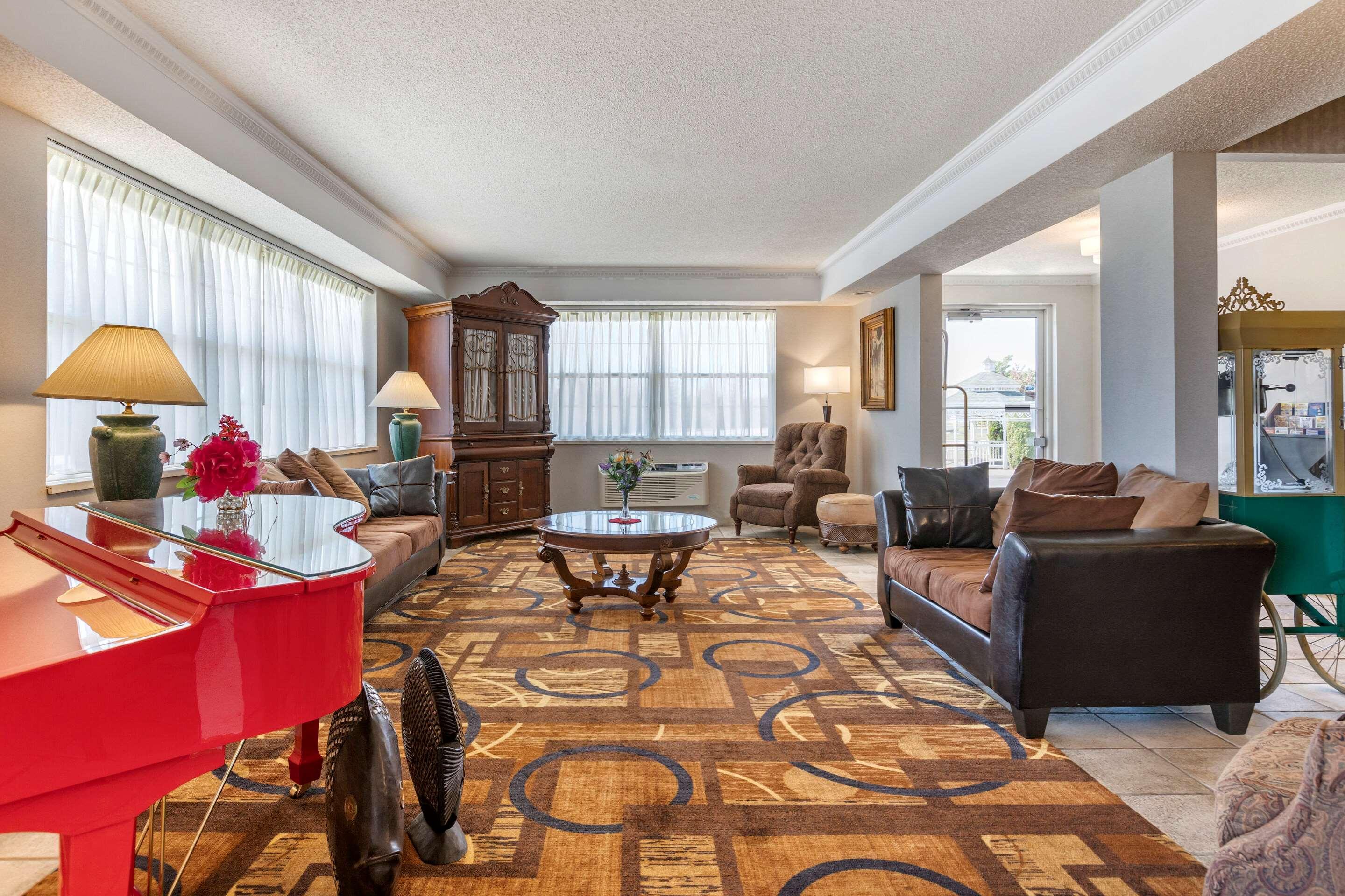 Quality Inn & Suites Манистик Экстерьер фото
