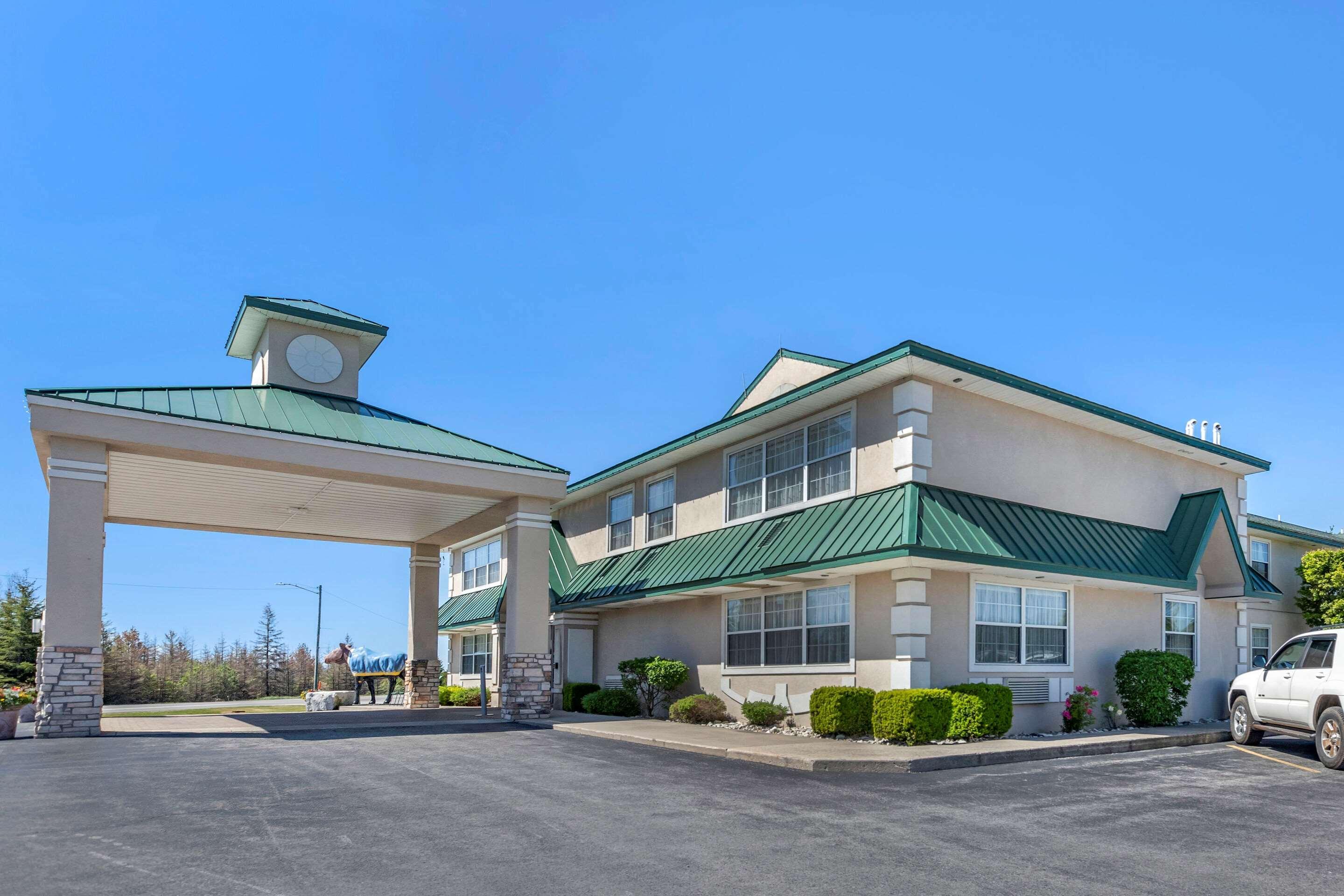 Quality Inn & Suites Манистик Экстерьер фото