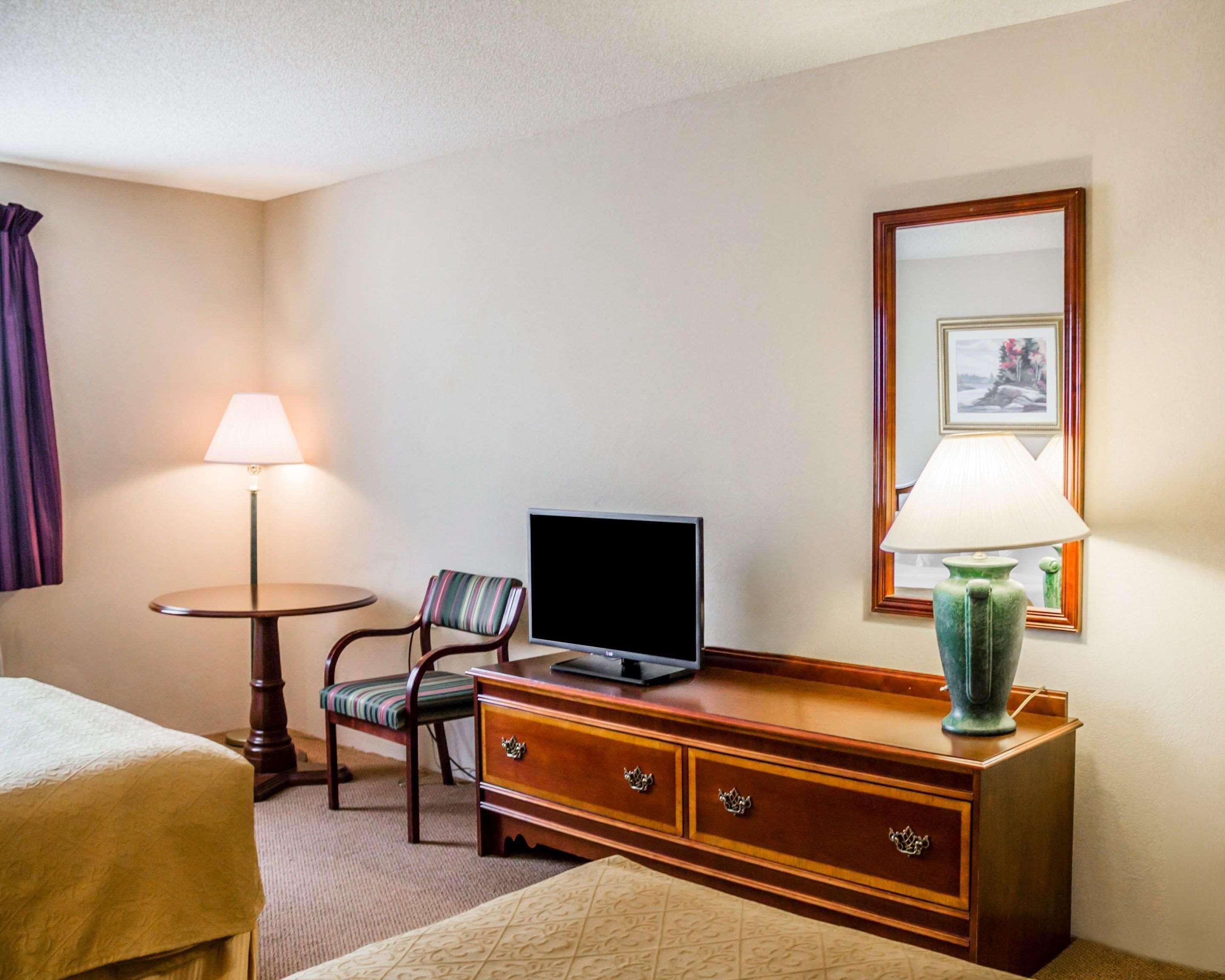 Quality Inn & Suites Манистик Экстерьер фото