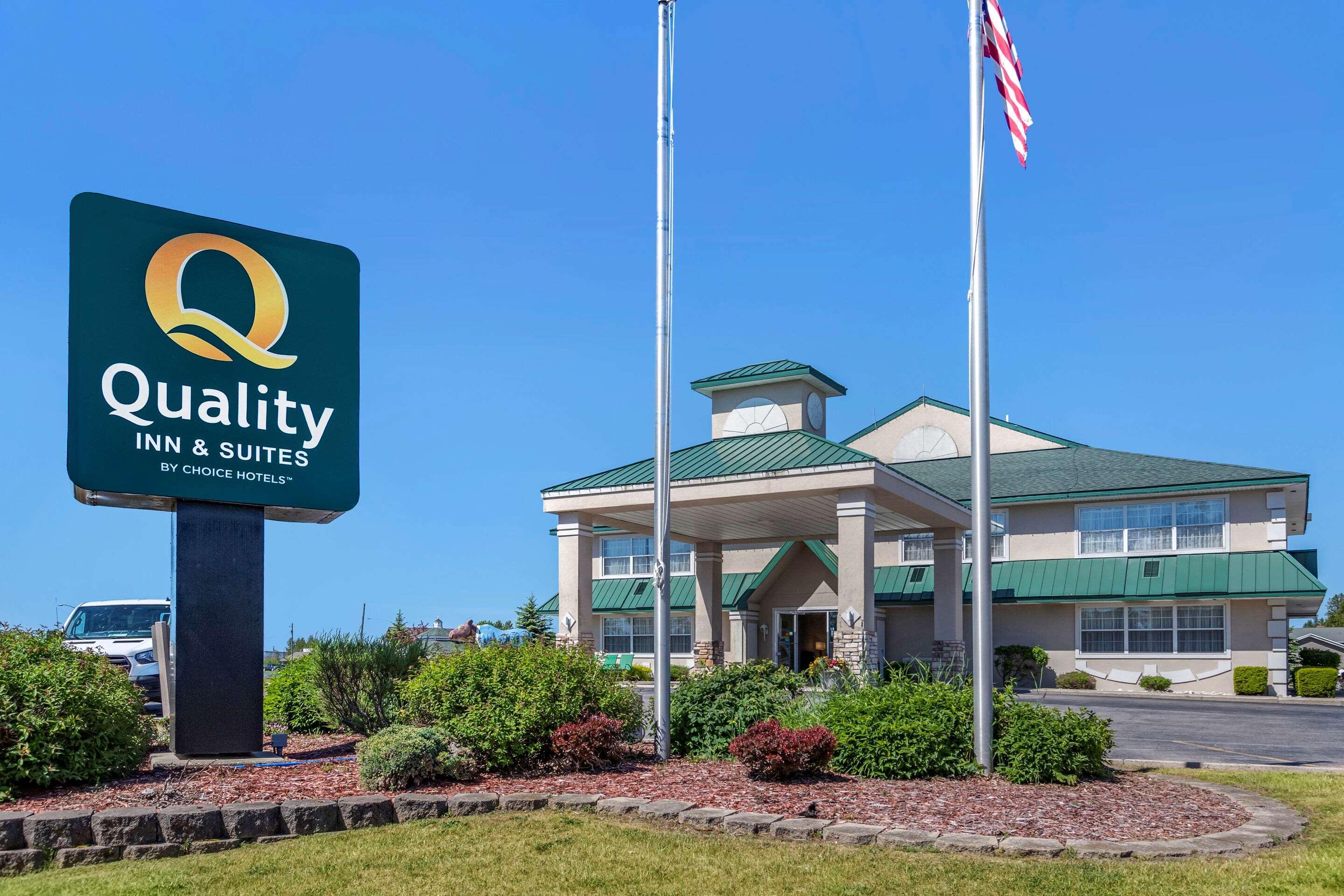 Quality Inn & Suites Манистик Экстерьер фото
