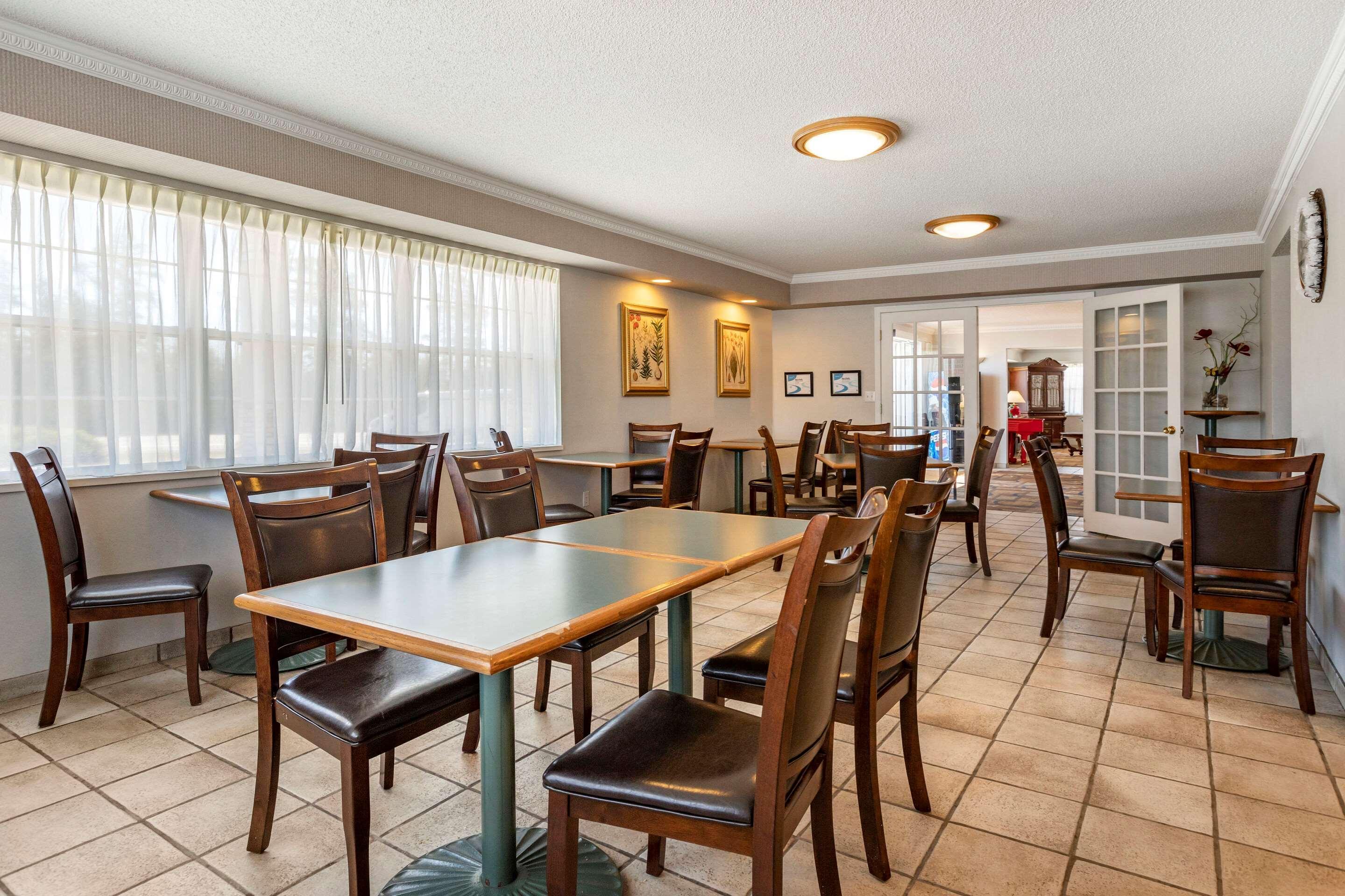 Quality Inn & Suites Манистик Экстерьер фото