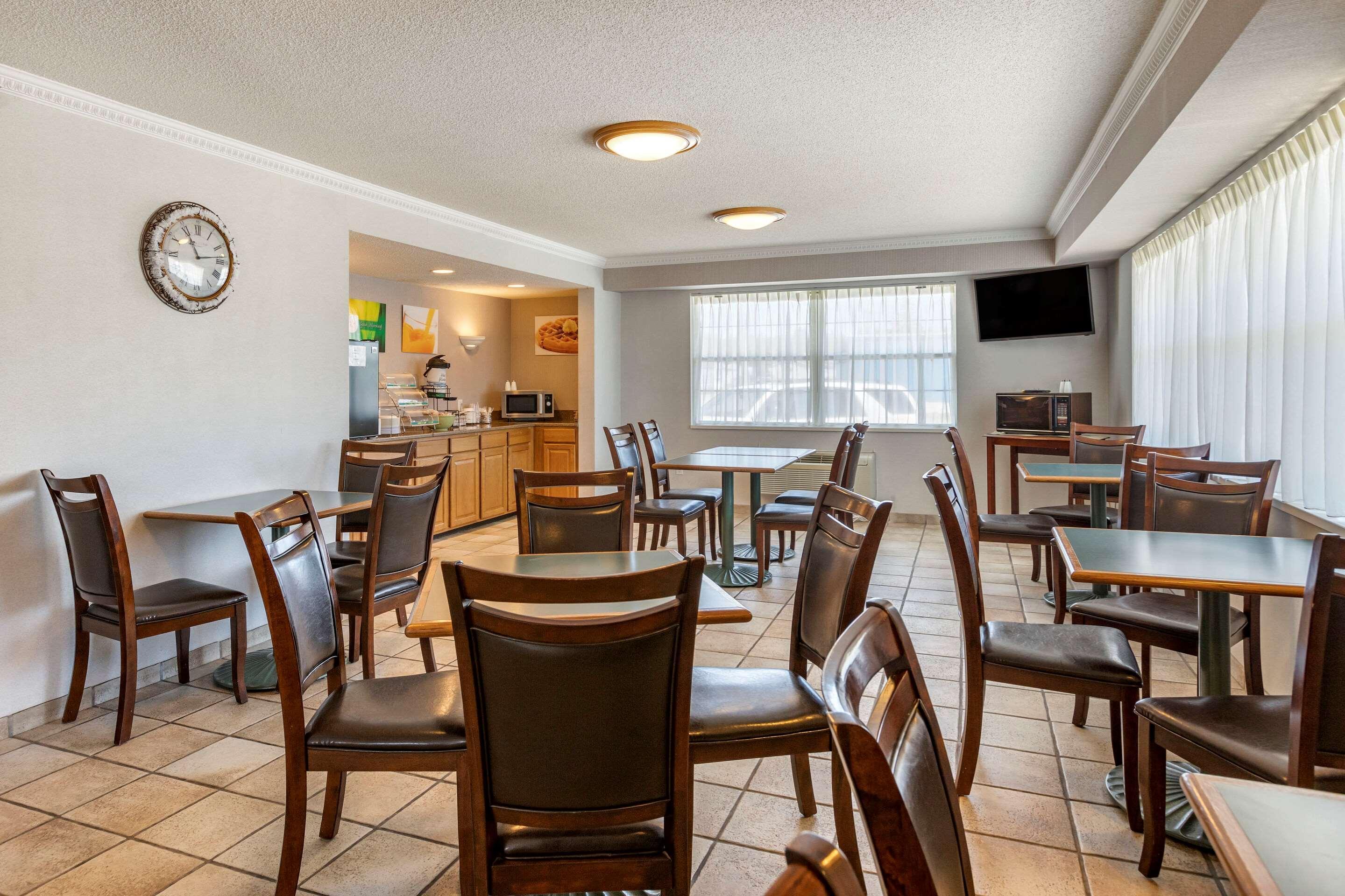 Quality Inn & Suites Манистик Экстерьер фото