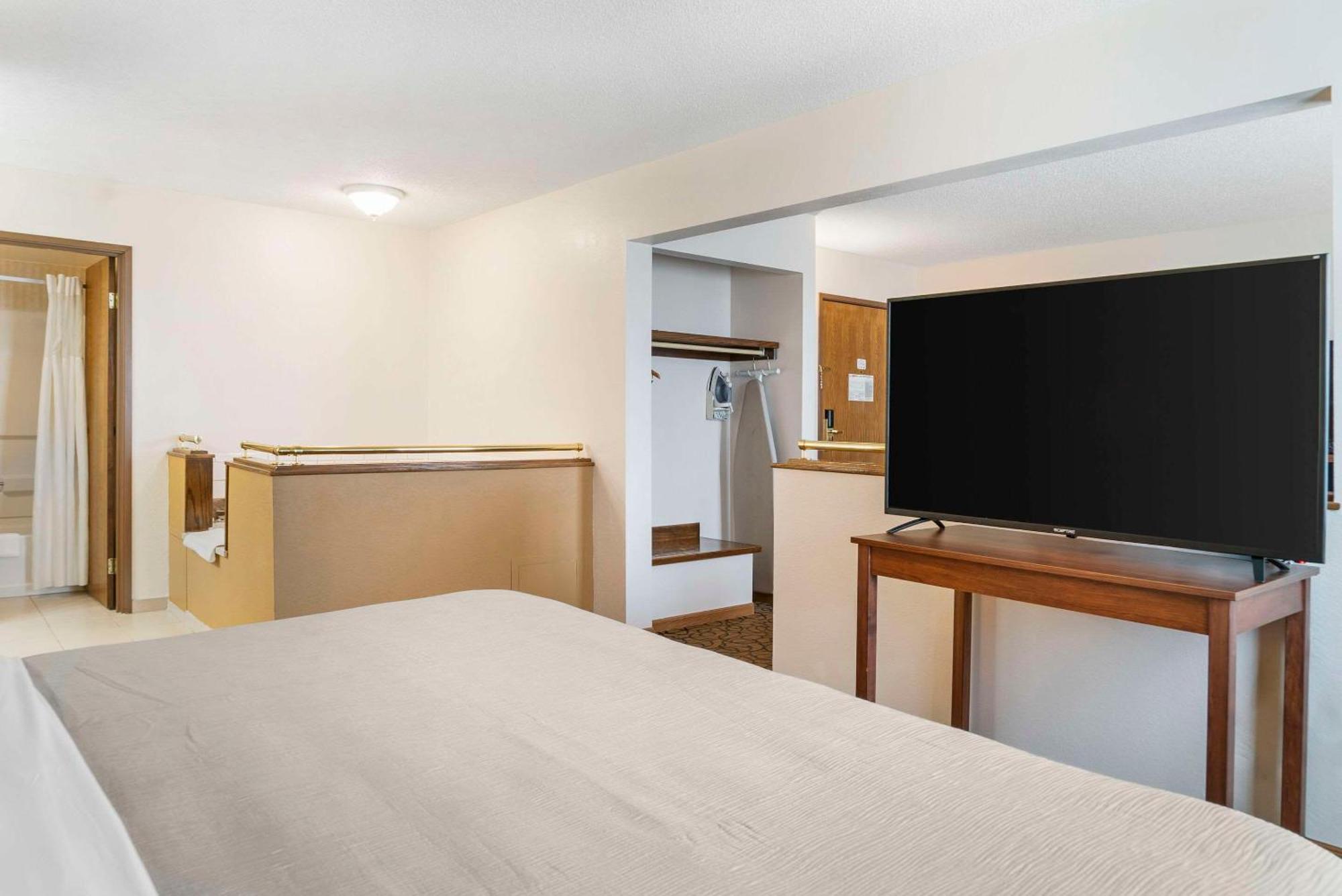 Quality Inn & Suites Манистик Экстерьер фото