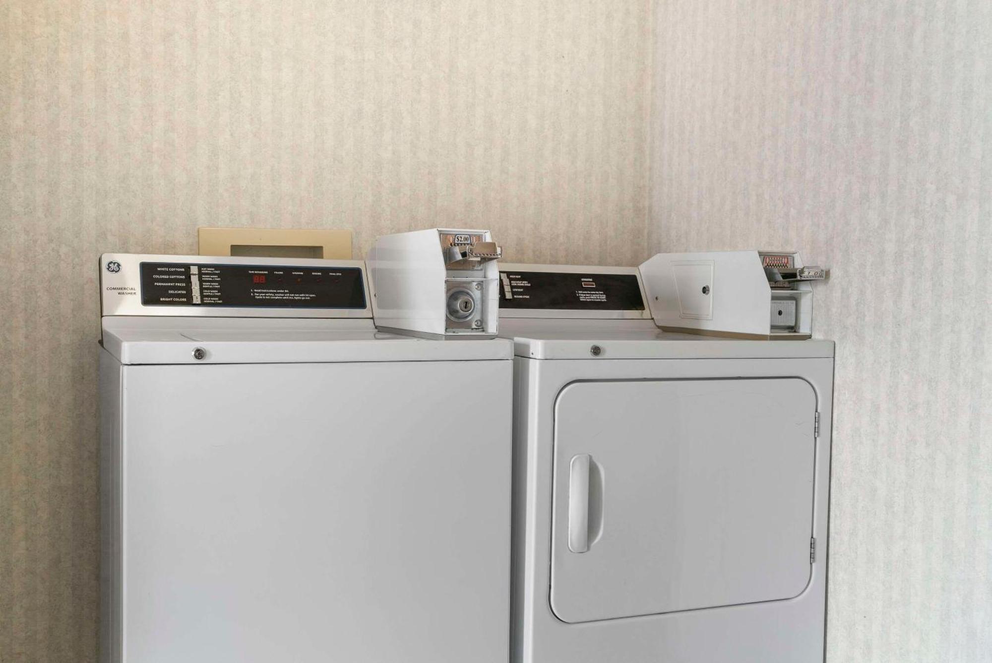 Quality Inn & Suites Манистик Экстерьер фото