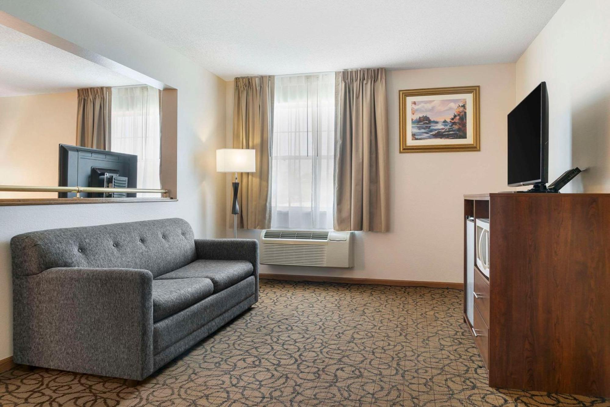 Quality Inn & Suites Манистик Экстерьер фото