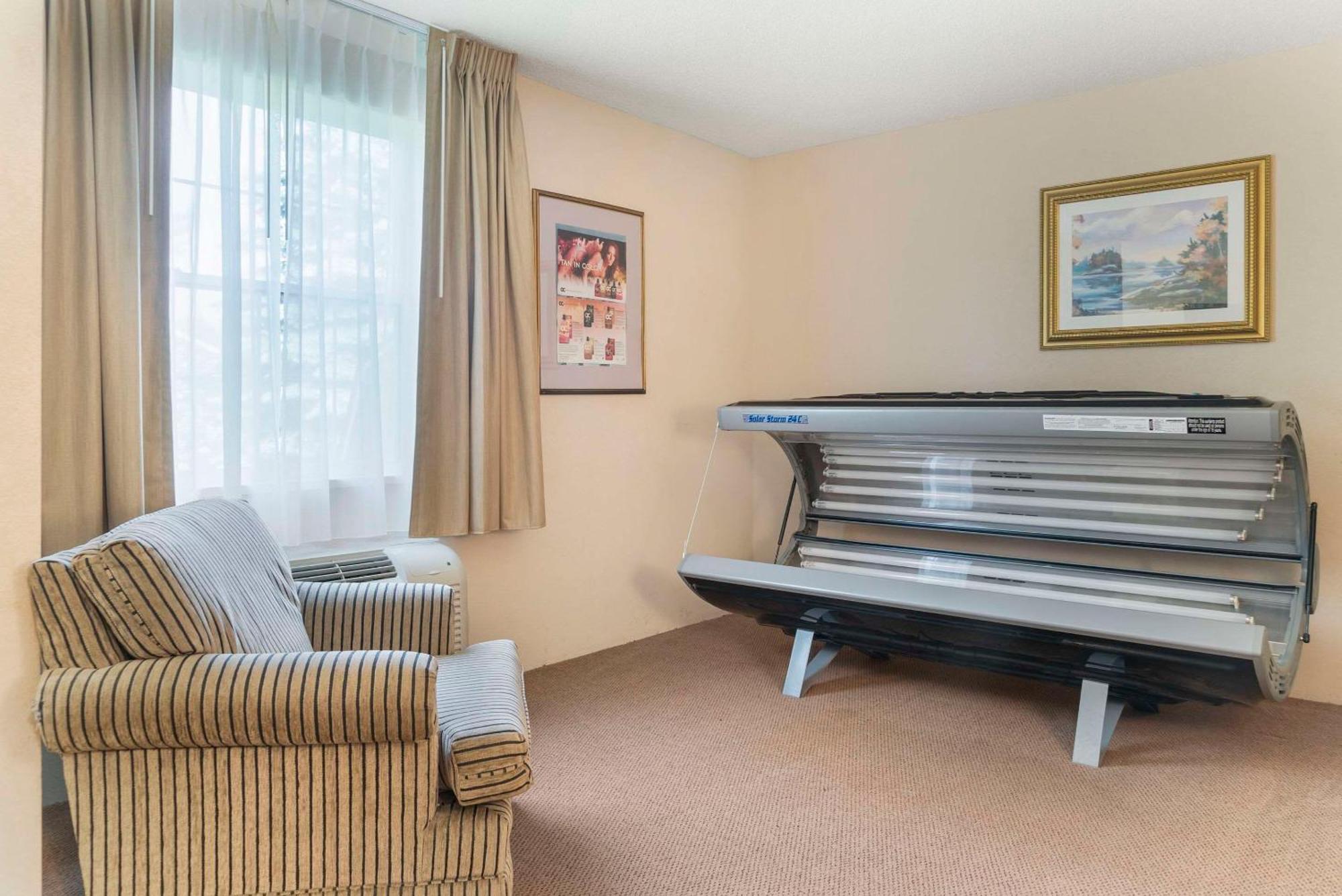 Quality Inn & Suites Манистик Экстерьер фото