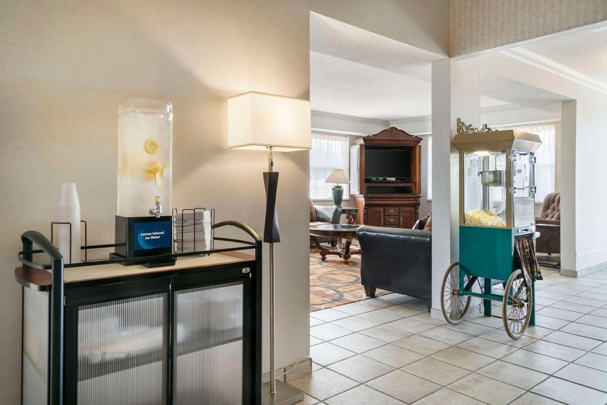 Quality Inn & Suites Манистик Экстерьер фото